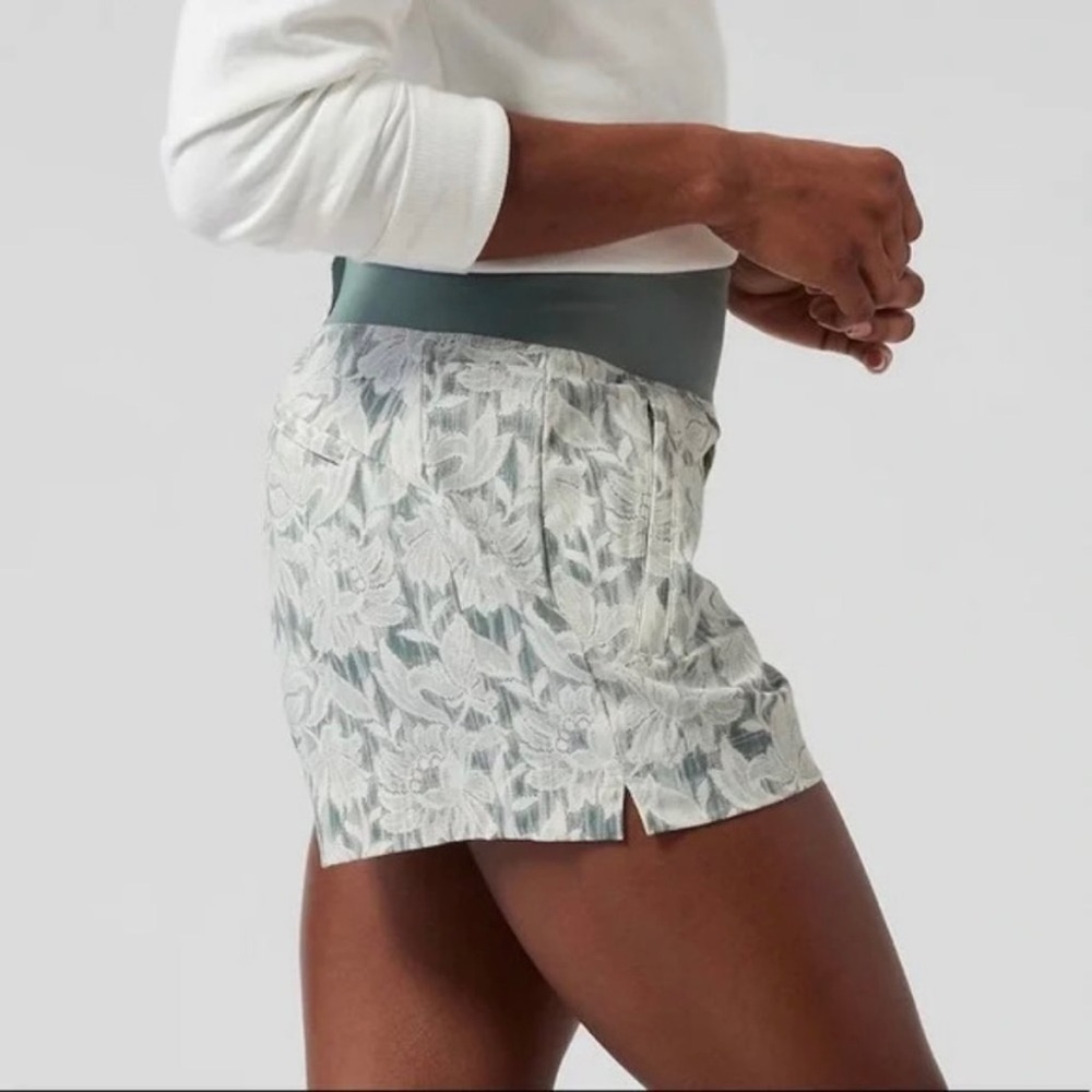 Athleta Trekkie North Short Ethereal Bloom Magnolia White Floral Boho Size 2 - Picture 2 of 15